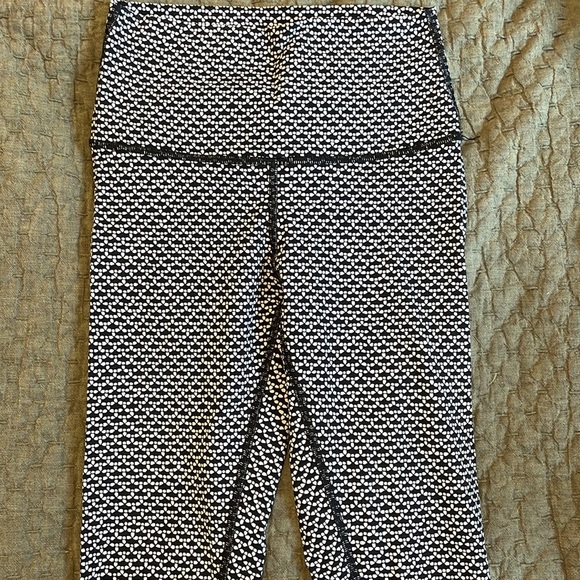 Lululemon patterned wunder under training leggings size 2, like new - Picture 3 of 4